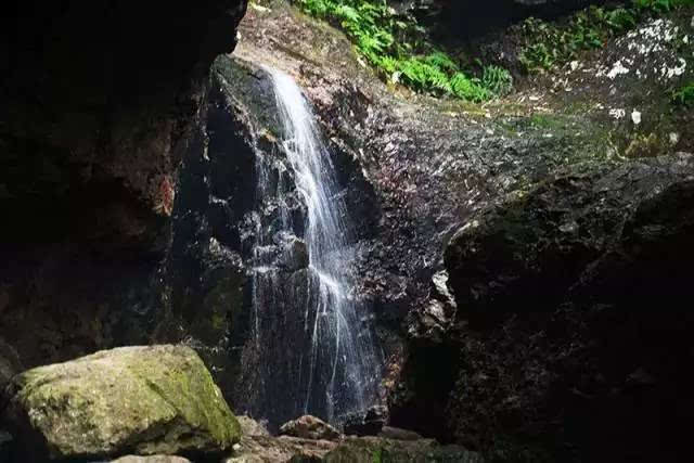 安徽的无为万年台是缩小版的九寨沟,溪水一段连着一段穿山而过,遇到