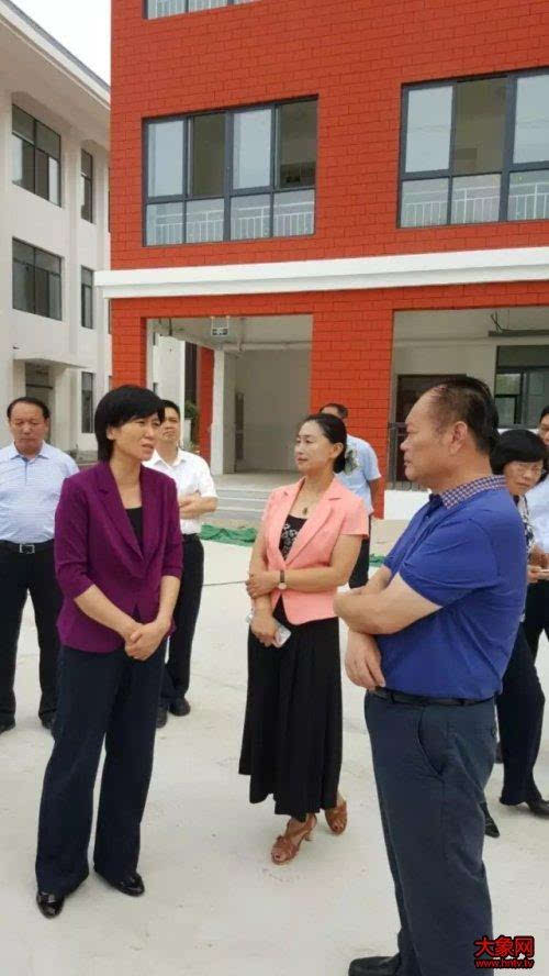 侯红市长对于二师附小新校建设情况非常关心.