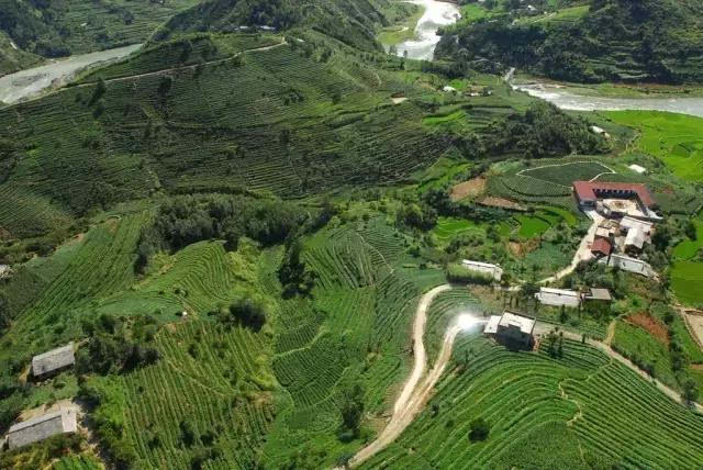 位于竹溪县汇湾镇茶叶专业村双竹园村,现为国家aaa级旅游区.