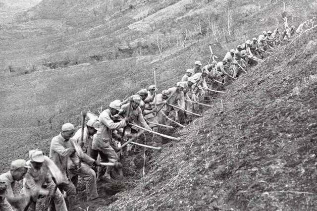 1941年,由于日军"扫荡",国民党的军事包围和经济封锁,使陕甘宁边区的