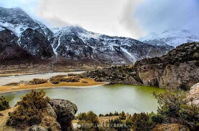 三色湖位于西藏昌都地区边坝县普玉村境内,又名"普玉三色湖".图片