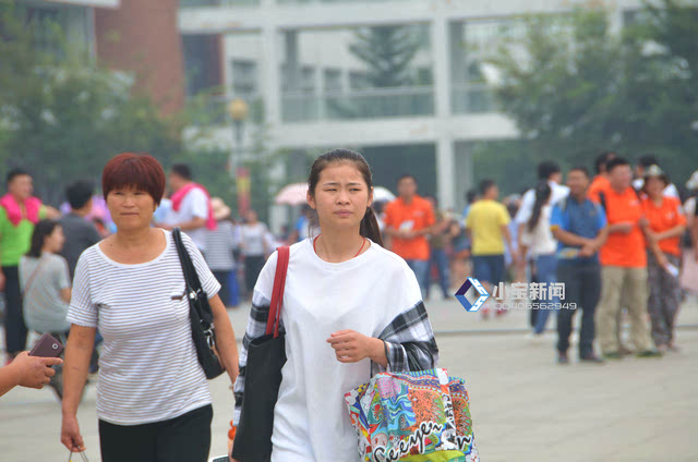 2016临沂大学新生报到 现场美女吸引眼球