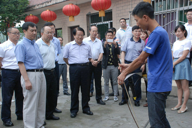 原文化部部长蔡武在观看大宝艺术团成员拉锯琴 魏斌的这些想法自然