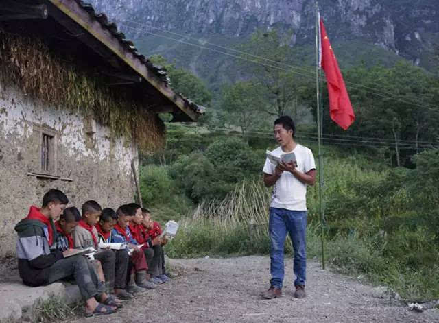 大凉山最贫困山村,1个老师,来上课的只有8人