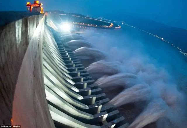 世界上最大的水力发电站是在中国的三峡大坝(three gorges dam),装机