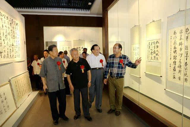 中国梦翰墨情任鉴易书画展在山东诸城博物馆举办