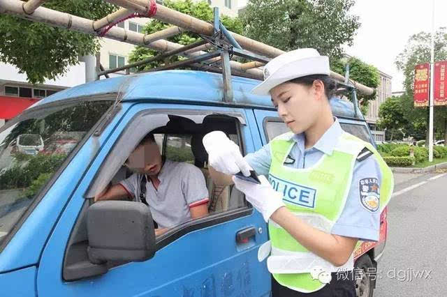 交警首次直播:美女警花瞬间成网红