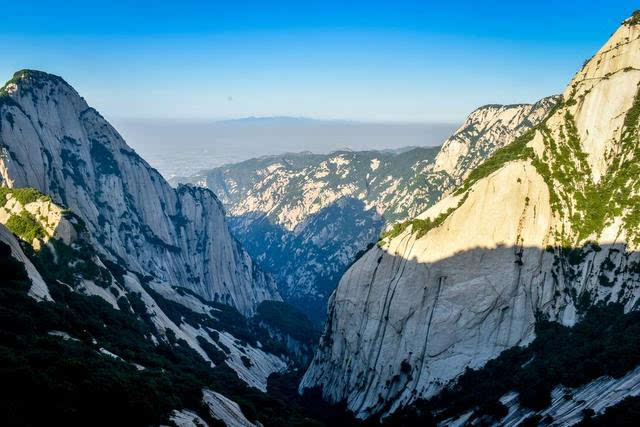 象一巨型掌印,这就是被列为关中八景之首的华岳仙掌,巨灵神开山导河的