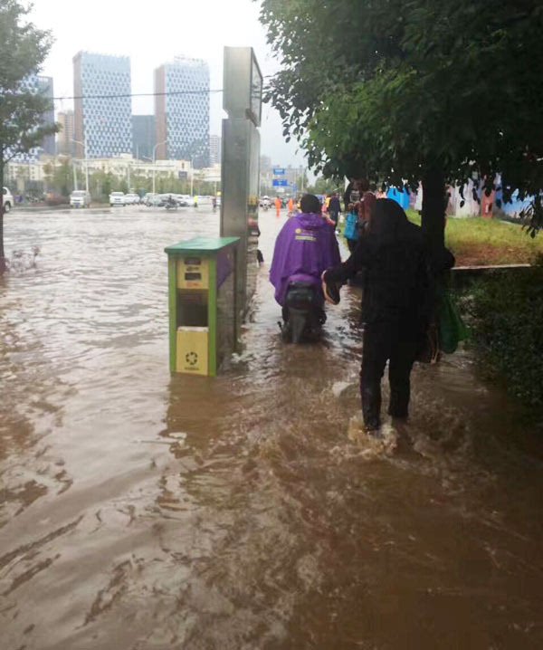 昆明普降暴雨到大暴雨 多处出现水浸现象