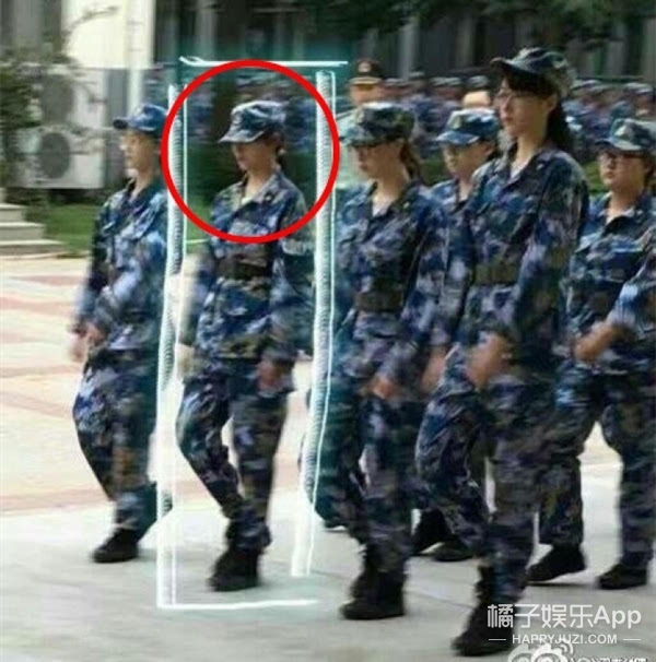 八卦|关晓彤军训现场照曝光,她扎头发的画风怎么跟我不一样?