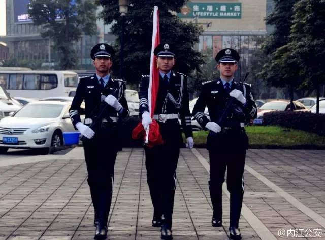 警察心里没有自己, 只有那身藏蓝色的警服