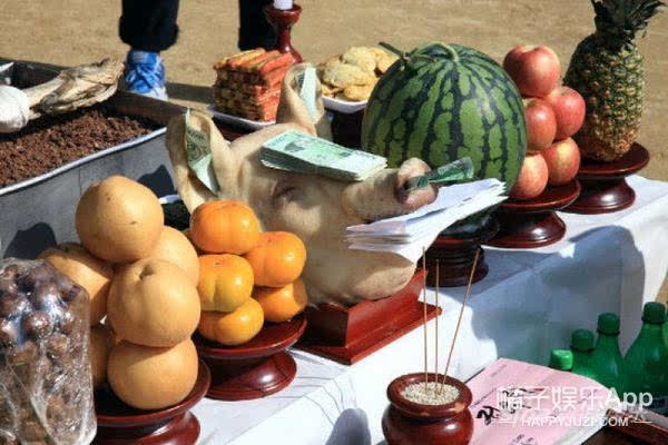 韩剧《神的礼物》开机,主创跪拜祈福 ↓ 橘子君看见那些猪头还是觉得