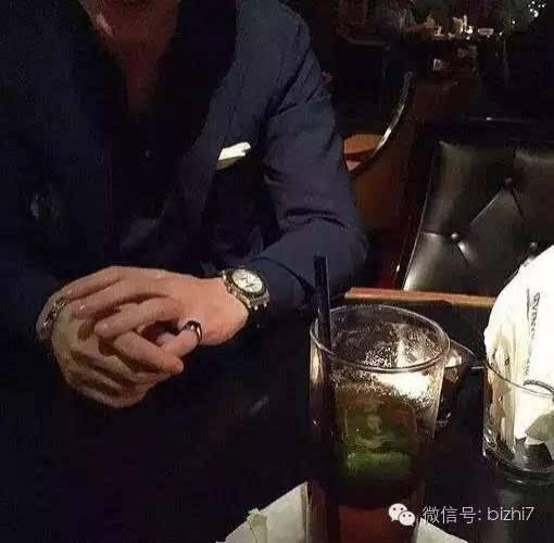 成熟稳重风格的头像男生西装衬衫头像大全