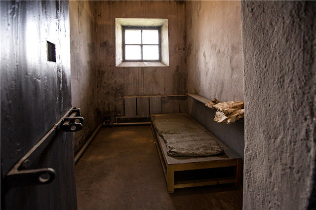 为了让犯人们忏悔所犯下的罪行 犯人住的牢房,还好房间内有暖气,要不