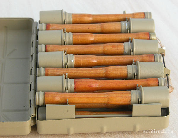 它的名字叫"m24手榴弹,产自德国,这种手榴弹在一战时被德国广泛用于