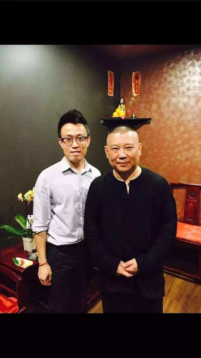 郭德纲,于谦老师还亲切的与店内员工合影,签名.