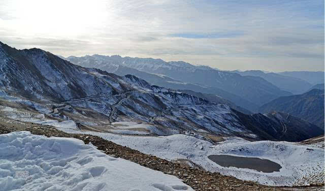 夹金山是中国工农红军长征途中翻越的第一座大雪山,海拔4200多米.