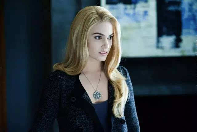 吸血鬼罗莎莉黑尔 (rosalie hale) 也是"暮光"系列电影中一个人气很高