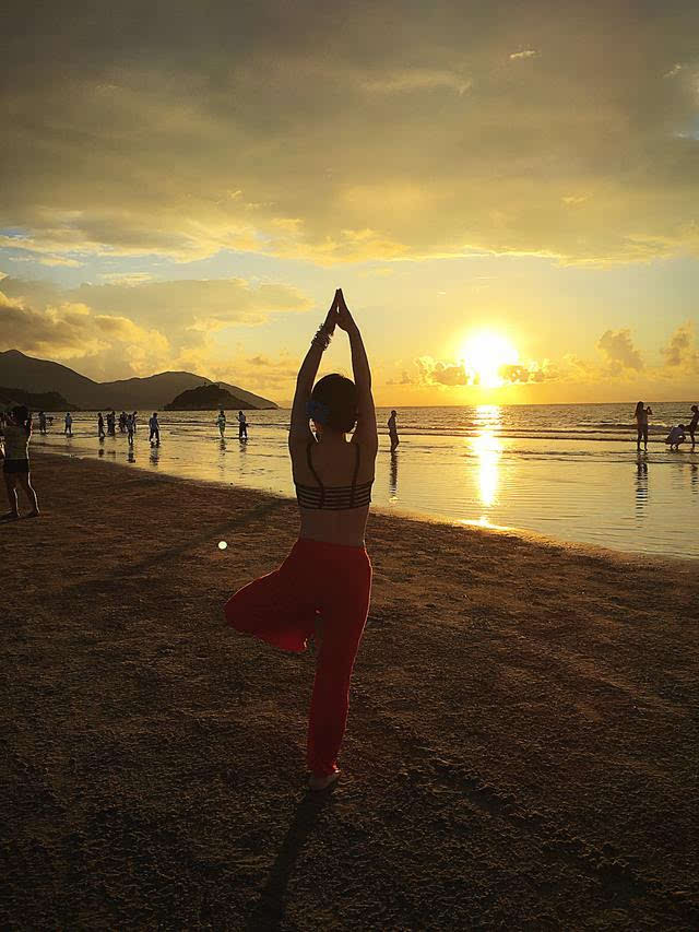 两大美女海边沙滩练瑜伽,人美,风景美,姿势更美