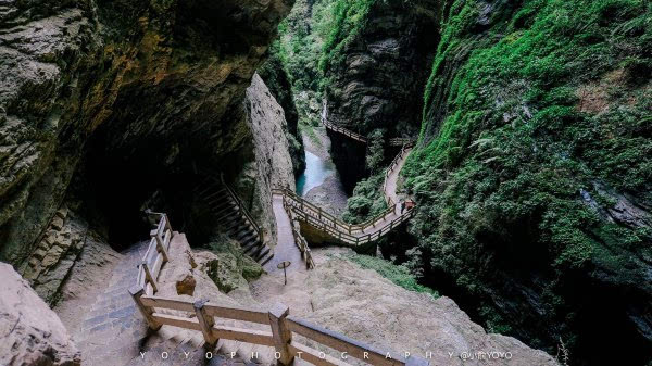 龙水峡地缝设有80米瀑布水帘,奇哉妙哉.从底下往上看显得非常壮观.