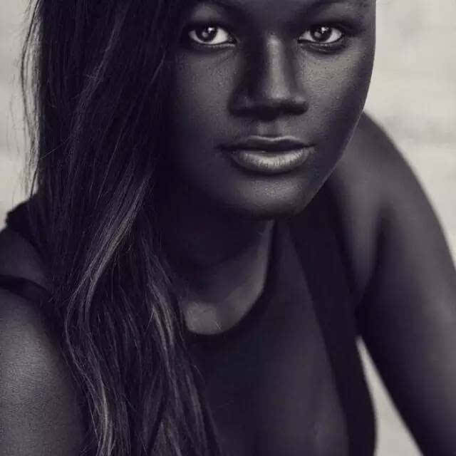 她是最黑的黑人,从小被人嘲笑,后来却逆袭为最美模特!