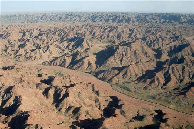 塔克拉玛干沙漠腹地:大地的天体营 塔克拉玛干沙漠位于塔里木盆地中心