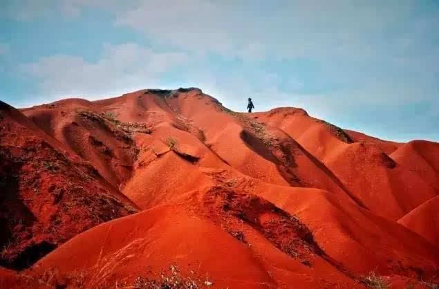 面积约1800公里 呈丘陵地貌的红砂岭颜色深红或朱红 如同北方的沙漠