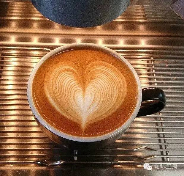 【拉花】简单爱心咖啡拉花,拉心形的技巧和要点