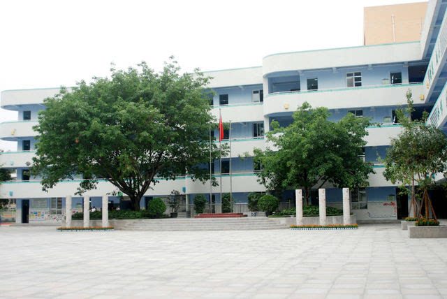 成都市龙泉驿区第一小学校部坐落于"四时花不断,八节佳果香"的龙泉驿图片