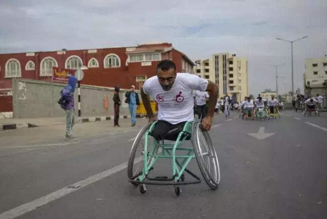 当地时间2016年11月29日,加沙,巴勒斯坦残疾人男子参加轮椅马拉松