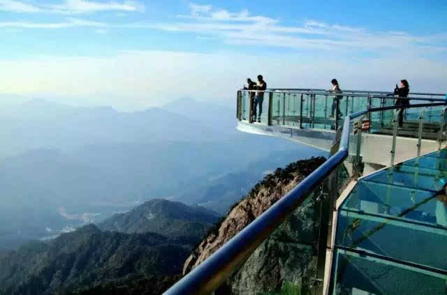 那就带你去 岳西的明堂山玻璃栈道! ▼▼▼ 风景一点都不输九寨沟.