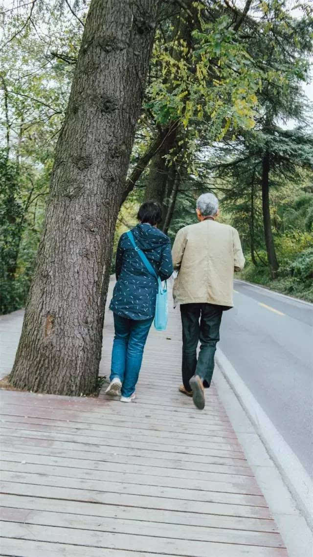 (图虫网:翰子) 走在山道上,总是会看到白发苍苍的老夫妇,紧紧相依,或