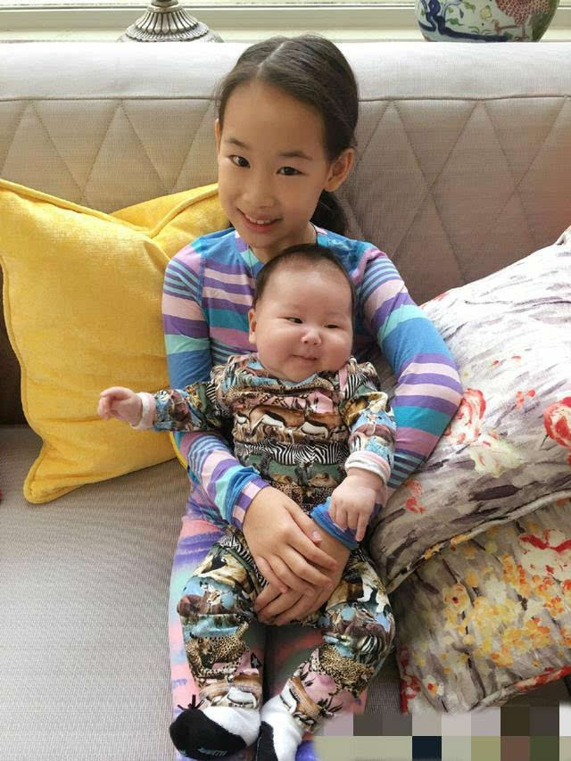 大女儿抱着小妹妹,姐妹俩长得好像哦,只不过妹妹的婴儿肥比较明显
