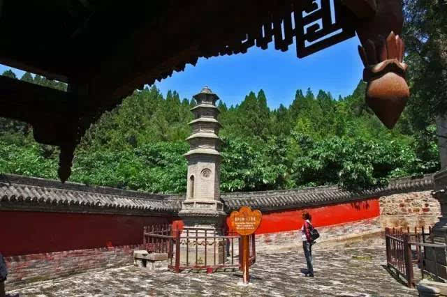 伍子作品 月山寺依山而建,雄伟壮观,主要有连环井,七星塔,望景台等