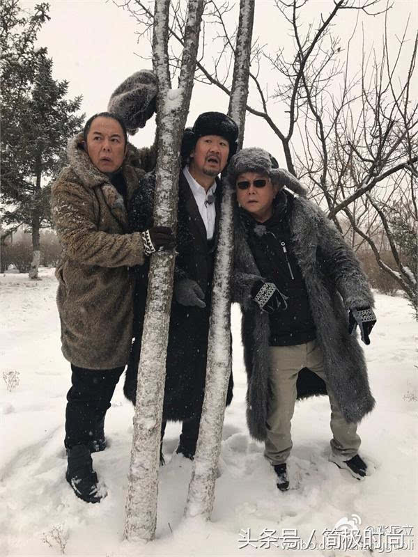 三人身穿大棉袄在雪地中搞怪,雪花飘到了衣服上,他们正瞪眼看向远方