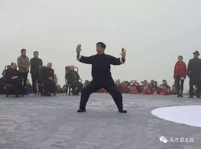 刘鸿雁,中国武术九段,国家武术研究院专家委员会专家,他表演的是八宠
