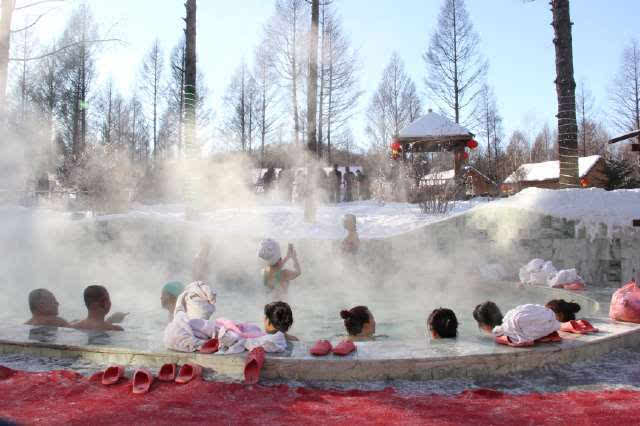 俄罗斯美女穿比基尼在零下20几度冰天雪地中泳装秀