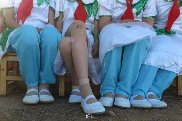 大扫除的女同学 ▲▲ 你我的小学时光,可能都有这一幕,每周一次