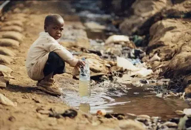 非洲居然还有地方如此贫穷, 孩子们喝不到纯净的饮用水.