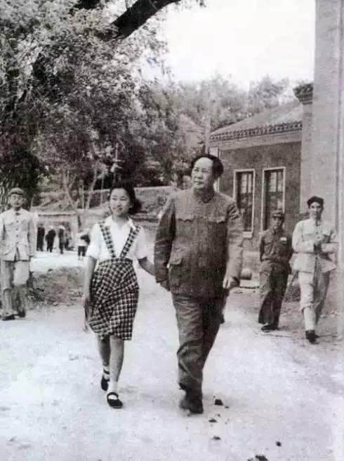 1951年,毛泽东带李讷在中南海散步