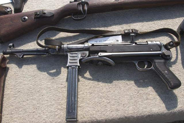 这是世界上首款成功使用钢材与塑料结合和折叠枪托的冲锋枪,德国人以