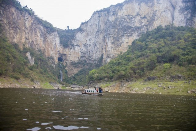 玉龙出水 玉龙出水:景点位于化觉镇新民村黄沙组辖段,距河面十余