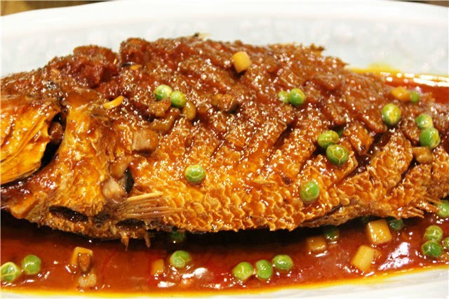 干烧野生大黄鱼,应该是收汁收的比较干的一种做法,口味还不错.