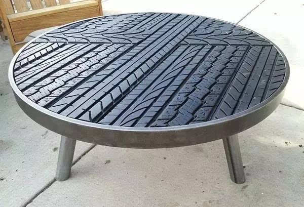 不过桌子略微杂乱一些,将轮胎切成块状而且通过热压成型技术,将轮胎