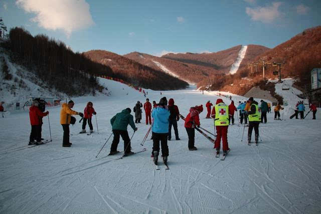 冬游内蒙古:在亚洲最大滑雪场赤峰美林谷滑雪