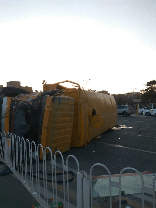 北京渣土车车祸!回龙观流星花园回南路两车被撞翻