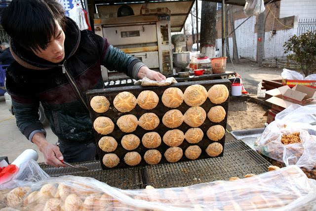 实拍农村集市上的蛋糕师,他的作品你一定尝过