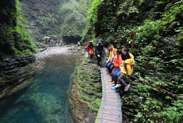 ▼坐龙峡风景区位于古丈县河西镇,它由300万年大自然的风吹,水蚀而成