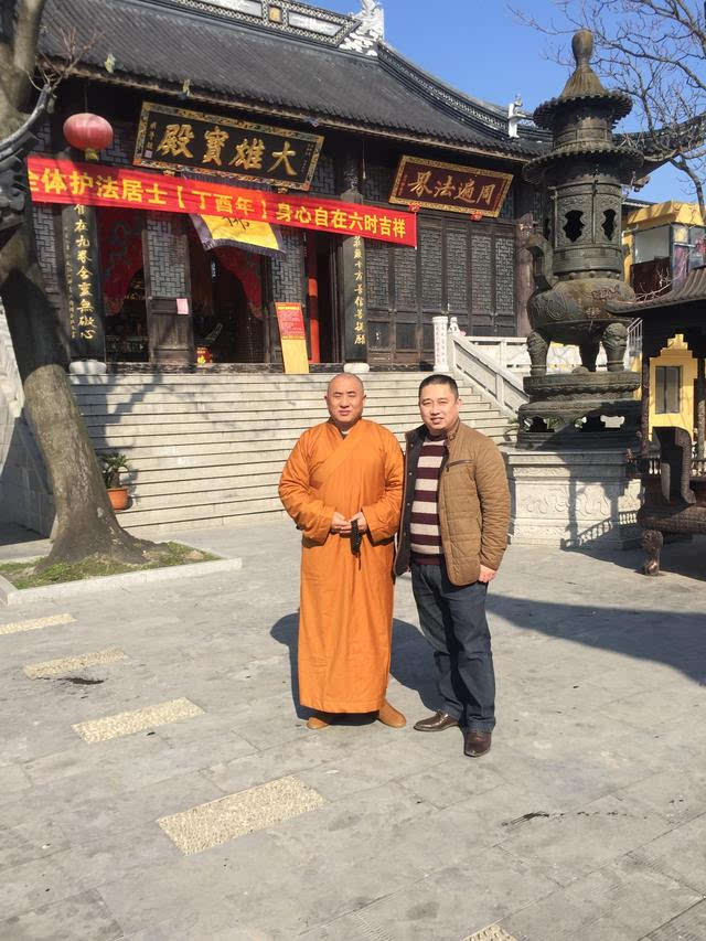 2017年1月14日,白云禅寺住持能静法师(左)与作者李俊锋先生(右).