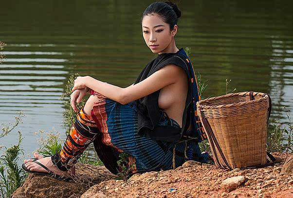 不穿内衣的导游_不准美女穿内衣图片